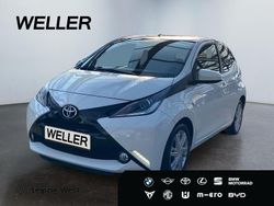 Weiss Gebraucht 2017 Toyota Aygo X-play Kleinwagen | 7.990 € (Fairer Preis)