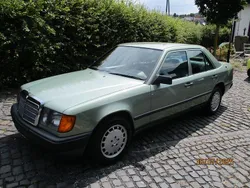 Grün Gebraucht 1987 Mercedes E230 Limousine | 5.490 €