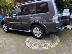 Grau Gebraucht 2016 Mitsubishi Pajero Top SUV | 22.990 € (Fairer Preis)