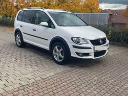Weiß Gebraucht 2008 VW Touran Cross Van / Kleinbus | 7.599 € (Etwas zu teuer)