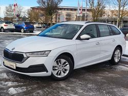 Weiß Gebraucht 2022 Skoda Octavia Ambition Kombi | 18.900 € (Fairer Preis)