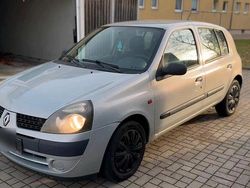 Grau Gebraucht 2002 Renault Clio II Kleinwagen | 2.700 € (Teuer)