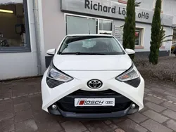 Weiß Gebraucht 2020 Toyota Aygo X-play Kleinwagen | 11.899 € (Fairer Preis)