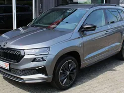 Graphitegrau metallic Neu 2025 Skoda Karoq SportLine SUV | 36.990 € (Etwas zu teuer)