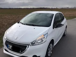 Weiß Gebraucht 2013 Peugeot 208 Kleinwagen | 4.200 € (Fairer Preis)
