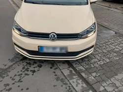 Gelb Gebraucht 2018 VW Touran Van / Kleinbus | 8.000 €