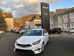 Weiss Gebraucht 2024 Kia Ceed 2 Limousine | 24.490 € (Fairer Preis)