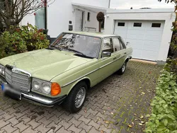 Grün Gebraucht 1976 Mercedes E300 Limousine | 18.499 €
