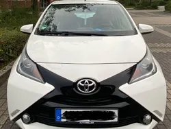 Weiß Gebraucht 2017 Toyota Aygo Kleinwagen | 6.399 € (Guter Preis)