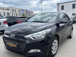 Schwarz Gebraucht 2016 Hyundai i20 Passion Limousine | 8.250 € (Fairer Preis)