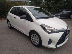 Weiß Gebraucht 2016 Toyota Yaris Limousine | 5.400 € (Guter Preis)