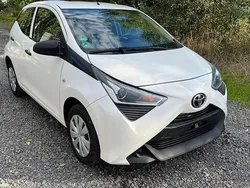 Weiß Gebraucht 2021 Toyota Aygo Kleinwagen | 8.990 € (Fairer Preis)