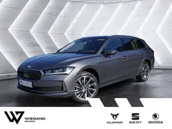Grau Neu 2025 Skoda Superb LAURIN & KLEMENT Kombi | 54.747 € (Etwas zu teuer)