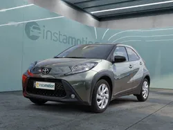 Grün Gebraucht 2023 Toyota Aygo Pulse Kleinwagen | 15.899 € (Fairer Preis)