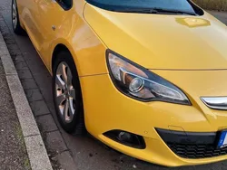 Gelb Gebraucht 2012 Opel Astra GTC Limousine | 8.999 € (Teuer)