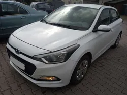 Weiß Gebraucht 2016 Hyundai i20 Limousine | 4.985 € (Guter Preis)