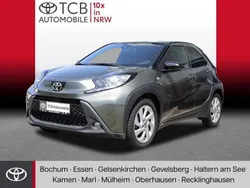 Cardamom green/black Gebraucht 2023 Toyota Aygo Pulse Kleinwagen | 15.449 € (Fairer Preis)