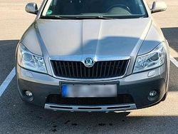 Gelb Gebraucht 2013 Skoda Octavia Scout Kombi | 7.900 €