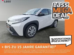 Weiß Gebraucht 2022 Toyota Aygo Play Kleinwagen | 13.980 € (Fairer Preis)
