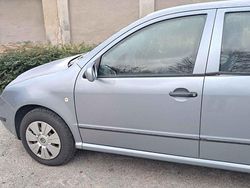 Silber Gebraucht 2002 Skoda Fabia Kleinwagen | 1.000 € (Guter Preis)