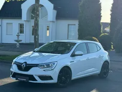 Weiß Gebraucht 2017 Renault Mégane IV Life Kleinwagen | 8.490 € (Etwas zu teuer)