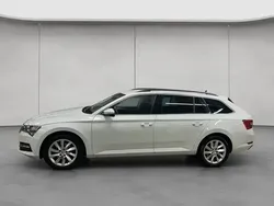Moonweiß perleffekt Gebraucht 2023 Skoda Superb Ambition Kombi | 29.890 €