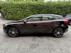 Schwarz Gebraucht 2015 Volvo V40 You! Kombi | 10.980 € (Fairer Preis)