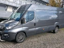 Grau Gebraucht 2015 Iveco Daily Van / Kleinbus | 22.900 €