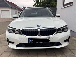 Weiß Gebraucht 2022 BMW 330e Kombi | 28.500 € (Superpreis)
