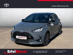 Grau Gebraucht 2025 Toyota Yaris Hybrid Sport Limousine | 32.460 € (Etwas zu teuer)