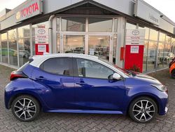 Dark blue (8w7)/ white (058) Gebraucht 2021 Toyota Yaris Hybrid Style Kleinwagen | 19.430 € (Fairer Preis)