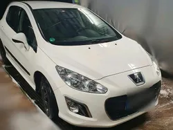 Weiß Gebraucht 2011 Peugeot 308 Kleinwagen | 2.500 € (Guter Preis)