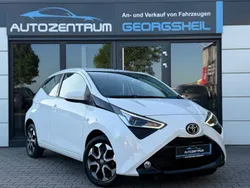 Weiß Gebraucht 2021 Toyota Aygo X-play Kleinwagen | 10.999 € (Fairer Preis)