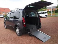 Grau Gebraucht 2021 Peugeot Rifter Allure Van / Kleinbus | 35.990 €