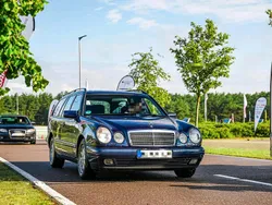 Blau Gebraucht 1999 Mercedes E200 Classic Kombi | 3.250 € (Etwas zu teuer)