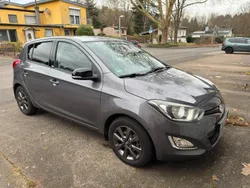 Grau Gebraucht 2015 Hyundai i20 Kleinwagen | 6.800 € (Fairer Preis)