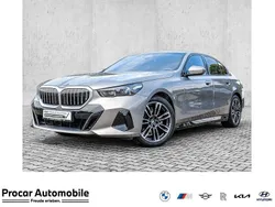 Grau Gebraucht 2024 BMW 520 M Sport Limousine | 57.360 € (Fairer Preis)