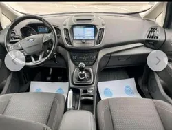 Weiß Gebraucht 2017 Ford C-MAX Van / Kleinbus | 15.999 €