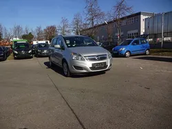 Grau Gebraucht 2013 Opel Zafira Family Van / Kleinbus | 5.990 € (Fairer Preis)