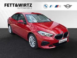 Melbourne rot metallic Gebraucht 2024 BMW 218 Sport Line Limousine | 32.777 € (Fairer Preis)