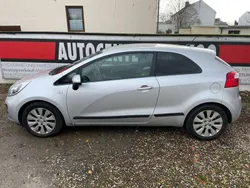 Brilliantsilber met. Gebraucht 2014 Kia Rio FIFA World Cup Edition Kleinwagen | 4.950 € (Teuer)