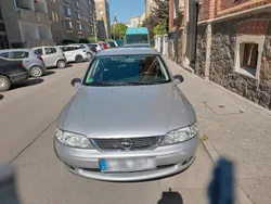 Silber Gebraucht 2001 Opel Vectra Limousine | 1.500 €