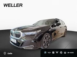 Saphirschwarz (schwarz) Gebraucht 2024 BMW 520 M Sport Kombi | 49.950 € (Superpreis)