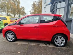 Rot Gebraucht 2015 Toyota Aygo X-play Kleinwagen | 9.770 € (Fairer Preis)