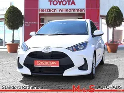Weiß Gebraucht 2022 Toyota Yaris Basis Limousine | 13.390 € (Fairer Preis)