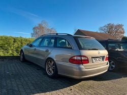 Gold Gebraucht 2004 Mercedes E220 Classic Kombi | 2.499 € (Guter Preis)