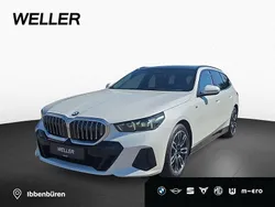 Mineralweiß (weiß) Gebraucht 2024 BMW 520 M Sport Kombi | 50.635 € (Superpreis)