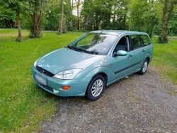 Grün Gebraucht 2000 Ford Focus Ghia Kombi | 999 €