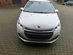 Weiß Gebraucht 2018 Peugeot 208 Allure Kleinwagen | 12.490 € (Teuer)