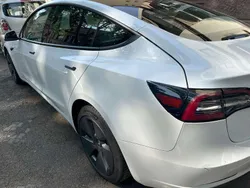 Weiß Gebraucht 2021 Tesla Model 3 Standard Range Plus Limousine | 25.999 € (Fairer Preis)